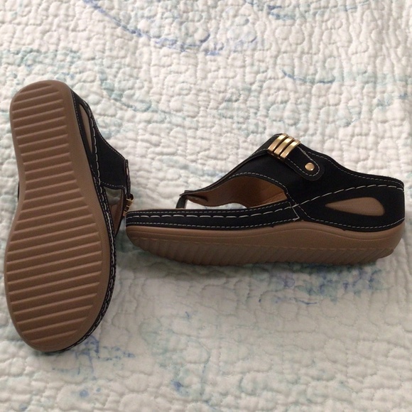 NWOT Women’s Blue Sandals and Black Sandals - Picture 5 of 6